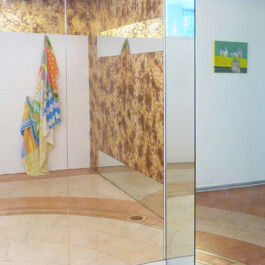 Ein Gemälde und ein Kunstwerk aus Handtüchern in einem Ausstellungsraum. 