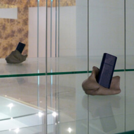 Memory Stick, der in einem kleinen modellierten Objekt befestigt ist. 