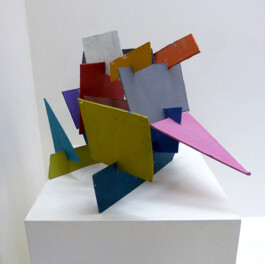 Objekt das aus bund lackierten, geometrischen Holzstücken.zusammengesetzt ist.