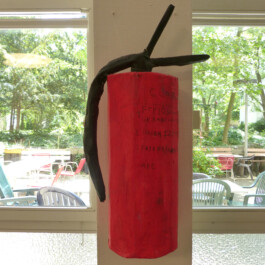 Feuerlöscher aus Pappmaché. 