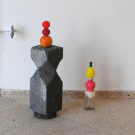 Skulpturen, die aus gefundenen Materialien bzw. Müll gebaut wurden. 