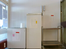 Zeichnungen von Künlschränken und Tetrapaks, die an den Türen von Kühlschränken aufgehängt sind.