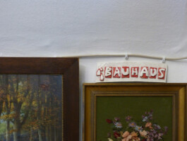 Bauhaus-Schild aus Ton.