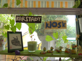 Karstadt- und Kiosk-Schild aus Ton im Schaufenster einer Gerätnerei aufgehängt.