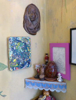 Abstraktes Gemälde neben einem Regal.