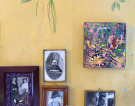 Abstraktes Gemälde neben schwarz-weiß Fotografien.