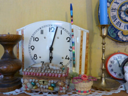 Abstraktes stilförmiges Objekt aus Lack in einem Glas präsentiert.