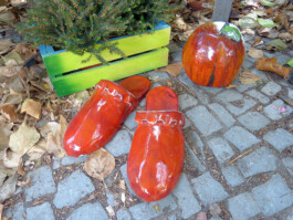 Apfel und rote Schuhe aus Ton.