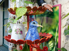 Blaue Taube aus Ton in einer Etagere