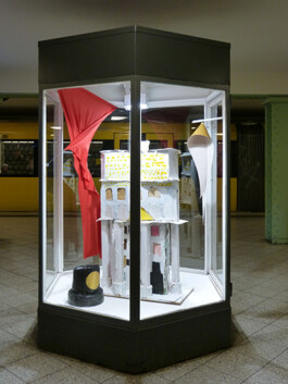 Vitrine mit Kunstwerken am U-Bahnhof.