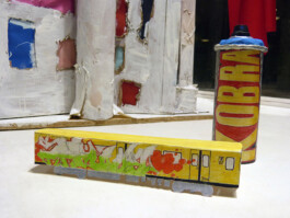 Papiermodell von einem U-Bahn-Wagen mit Graffity, bemalte Sprühdose.