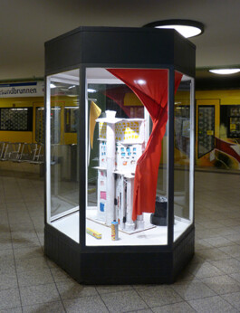 Glasvitrine mit darin ausgestellten Kunstwerken.