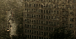 Filmstill einer Stadt in der Nacht. 