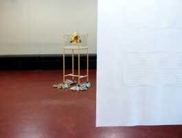 Objekt aus Schuhen und Wischmops und abstrakte Silokonbilder. 