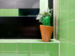 Pappmache-Objekt das aussieht wie ein Kaktus in einem Blumentopf. 