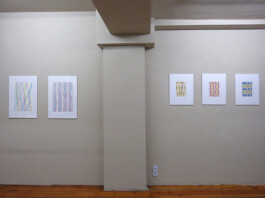 Wand im Ausstellungsraum mit Zeichnungen.