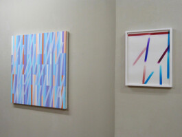 Wand im Ausstellungsraum mit einem Fotogram und einer Malerei.