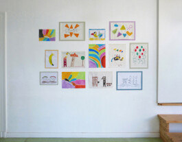 Mehrere farbenfrohe Malereien und Zeichnungen