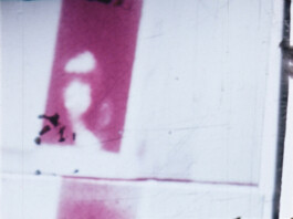 Filmstill von einem abstrakten Film, rosa und weiß.