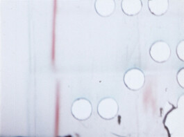 Filmstill eines abstakten Films mit sichtbarer Perforierung.