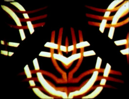 Filmstill von abstrakten, leuchtenden Strukturen