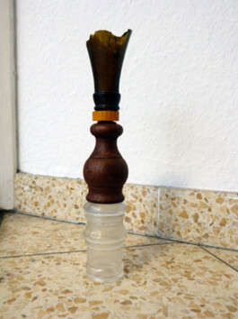 Skluptur aus gefundenen Materialien, beispielsweise Holz und Glas.