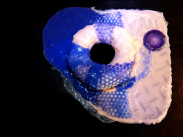 Silikon Objekt, das aussieht wie ein Doughnut. 