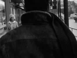 Filmstill von einem Mann in Großaufnahme in der Rückenansicht.