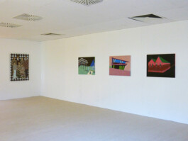 Ausstellungsraum mit mehreren Gemälden.