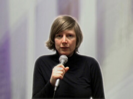 Fernsehsprecherin mit Mikrofon