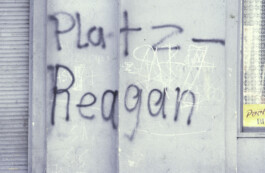 Eine Fassade, an die jemand