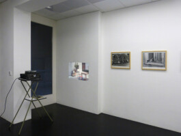 Diaprojektion und Fotografien im Ausstellungsraum.