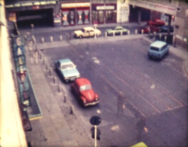 Filmstill, der eine Straße von oben zeigt.