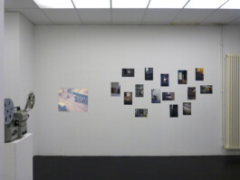 Filmprojektion und Fotografien im Ausstellungsraum.