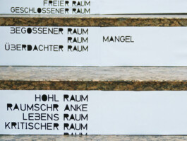 Ausgedruckte Texte sind auf Treppenstufen geklebt.