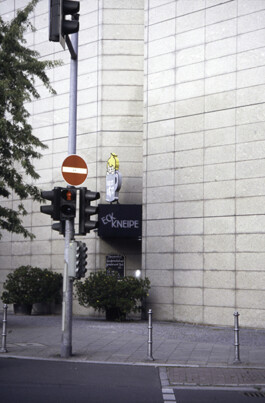 Eine Fassade mit einer Eckkneipe und einem Bier-Logo.