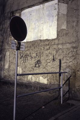 Eine Mauer neben einem Platz, an die jemand