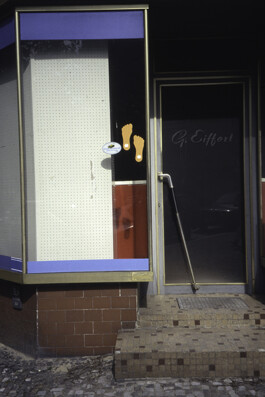 Fotografie von einem leeren Schaufenster mit Aufklebern.