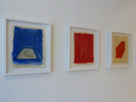 Drei Zeichnungen von Räumen. 