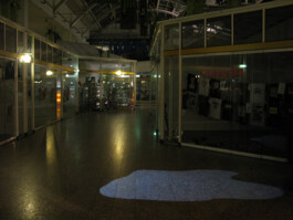 Dunkler Flur in einer Einkaufspassage mit Projektion auf dem Boden.