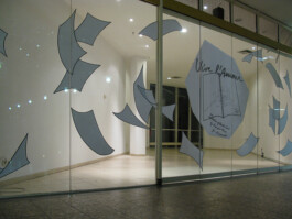 Dekoriertes Schaufenster der Galerie im Einkaufszentrum mit