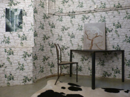 Ausstellungsraum mit Gemälde und Fotografie.