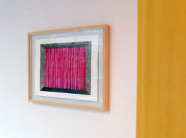 Zeichnung von einem Vorhang hinter einem Gitter, daneben hängt ein echter Vorhang.