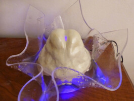 Kunstwerk aus Ton, das die Form einer Vulva hat, aus der Dampf aufsteigt.