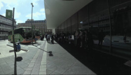 Filmstill von einem Busbahnhof, die Aufnahme stammt von einer obdachlosen Person.