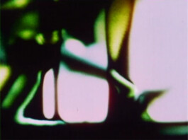 Filmstill eines abstrakten Films, Strukturen in rosa, schwarz und grün.