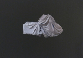 Eine Collage von einem großen, mit Stoff bedecktem Gegenstand.