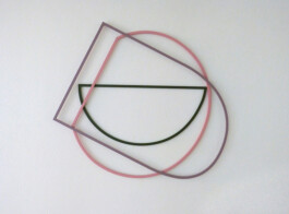 Drei geometrische Metallobjekte, die an der Wand aufgehängt sind. 