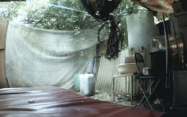 Filmstill von einem provisorischen Haus, die Aufnahme stammt von einer obdachlosen Person.