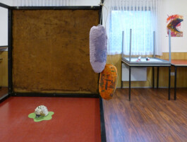 Pappmacheobjekte und Tierskulpturen im Ausstellungsraum.